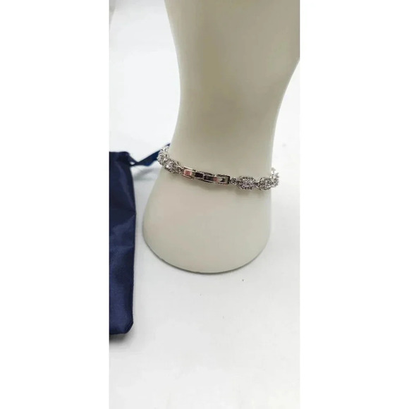 Stauer Womens Diamond Simulant Tennis Bracelet with Adjustable Fit Velvet Pouch - Picture 3 of 5